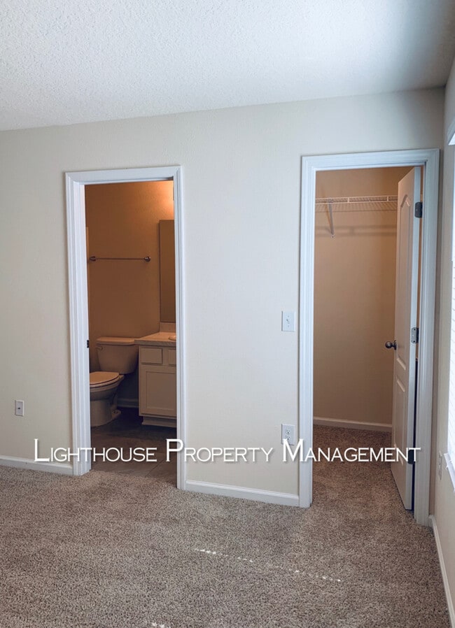 Building Photo - Modern Townhome in Baymeadows! Built in 2021!