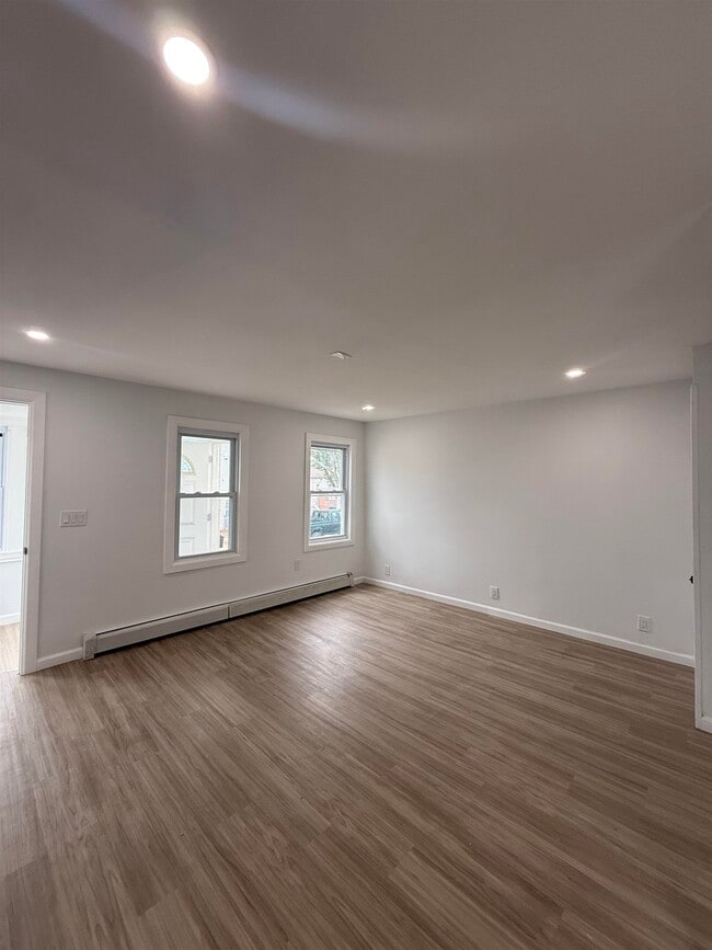 Building Photo - 118 Maple St