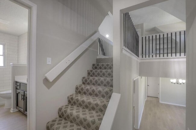 Building Photo - 1008 NW Roanoke Dr