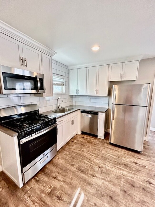 Building Photo - Beautiful Renovated 2bd with Yard