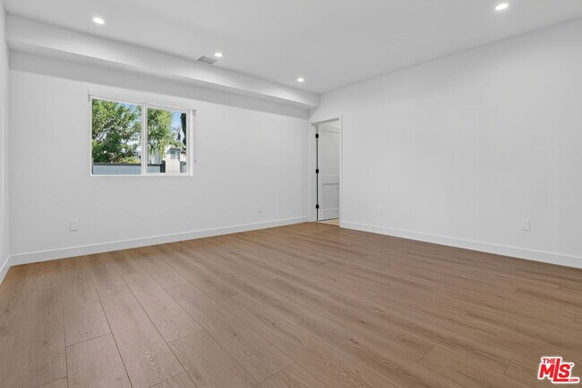 Building Photo - 11302 Collins St