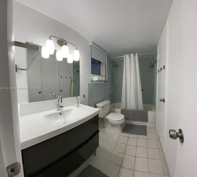 Building Photo - 1591 NE Miami Gardens Dr