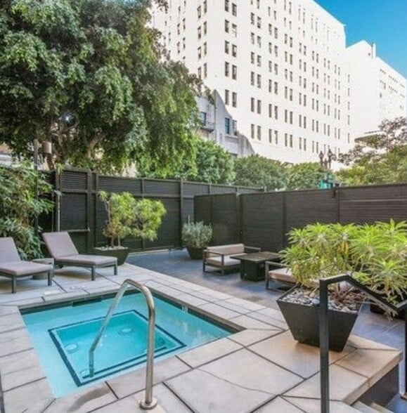 Building Photo - 460 S Spring St