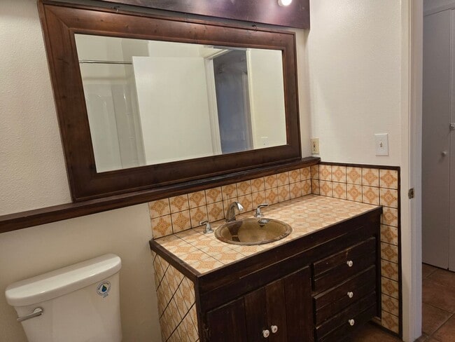 Building Photo - Single level 3 bed, 2 bath home centrally ...