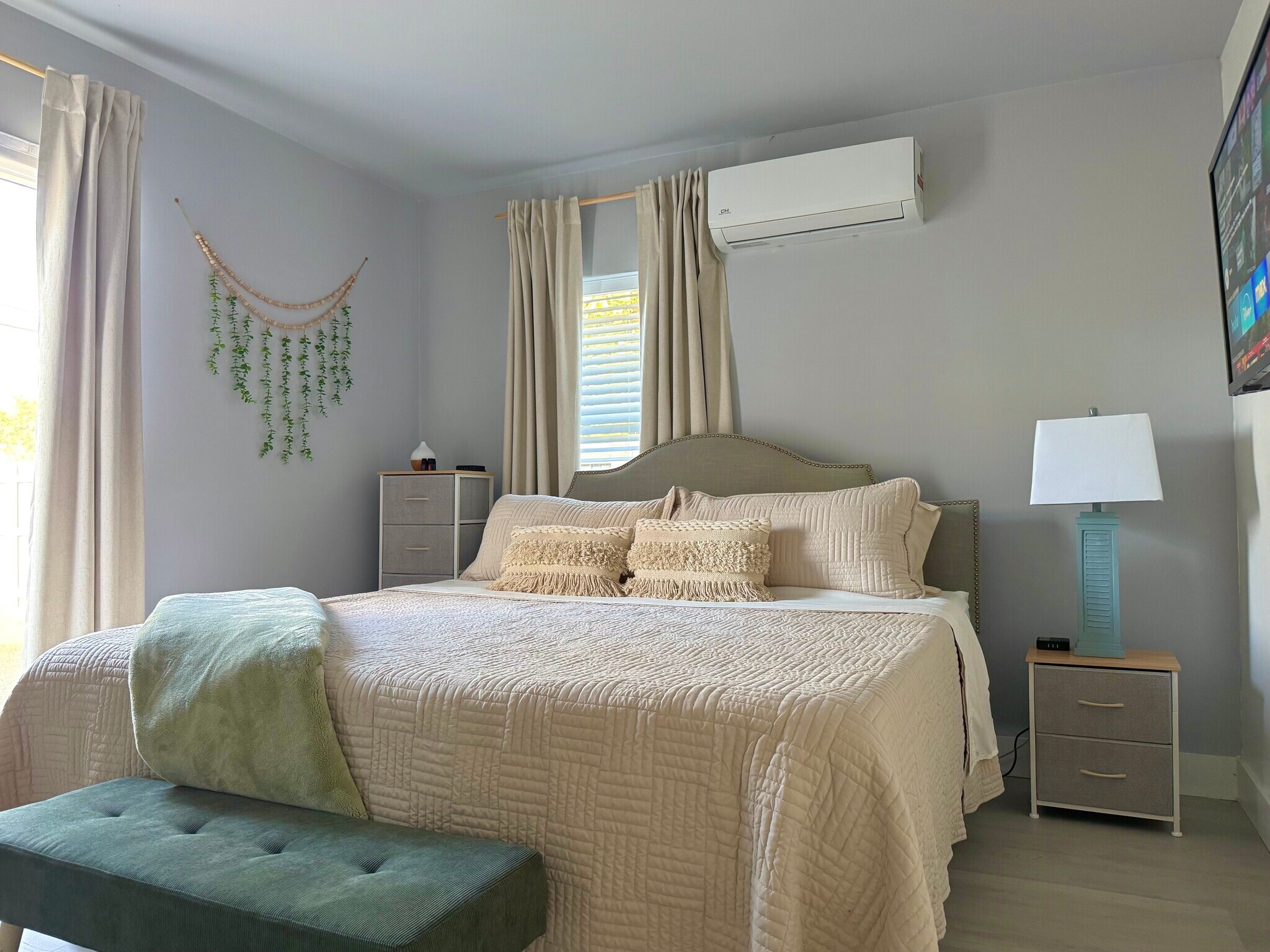 Fully furnished bedroom - 941 SW 29th St