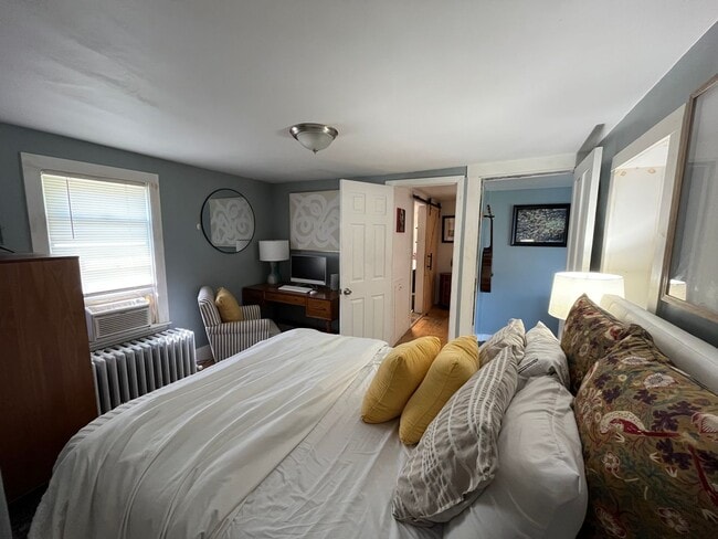 Building Photo - Fully Furnished Single Family House for Re...