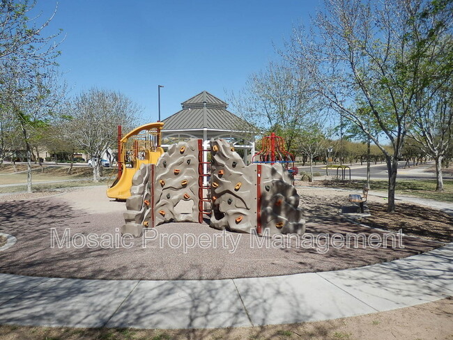 Building Photo - 3721 S Vineyard Ave