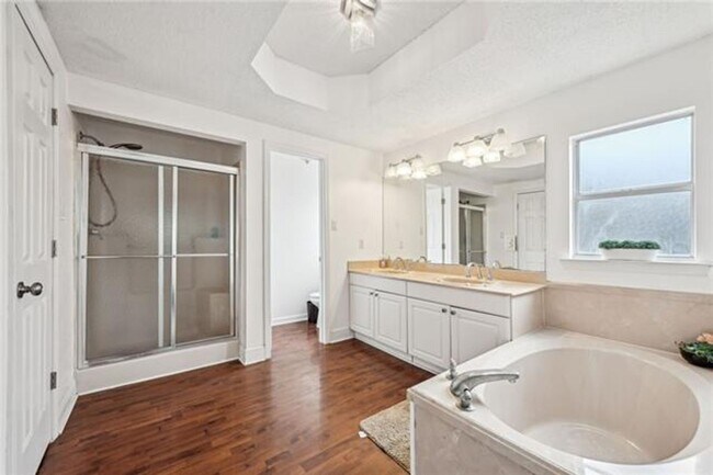 Building Photo - Three Bedroom Three Bathroom