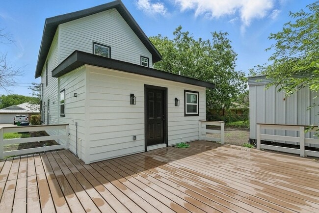 Building Photo - 903 N Miller St