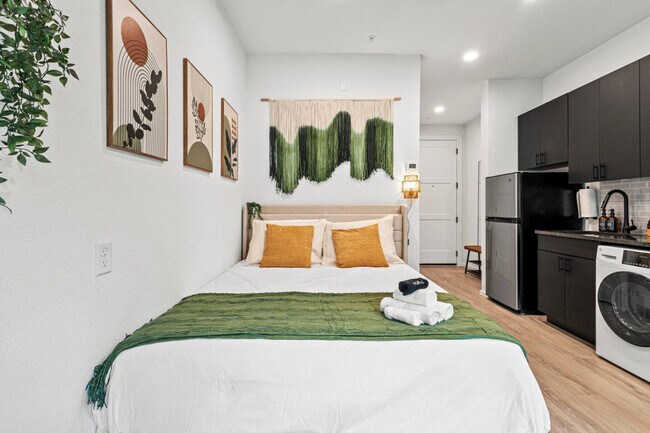 Building Photo - 596 W 9th St