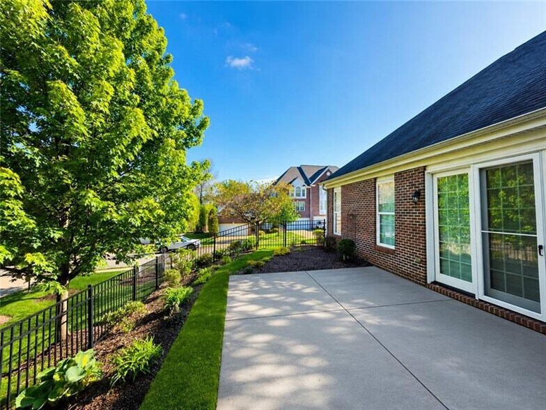 Building Photo - 819 Strasburg Dr