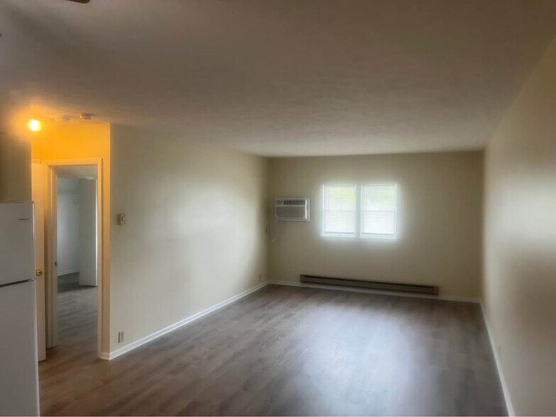 Building Photo - 18 W Main St