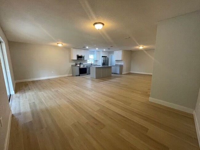 Building Photo - Newly Renovated 3 Bedroom / 2 Bath In Lake...
