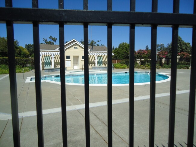 Building Photo - Southbridge Townhome