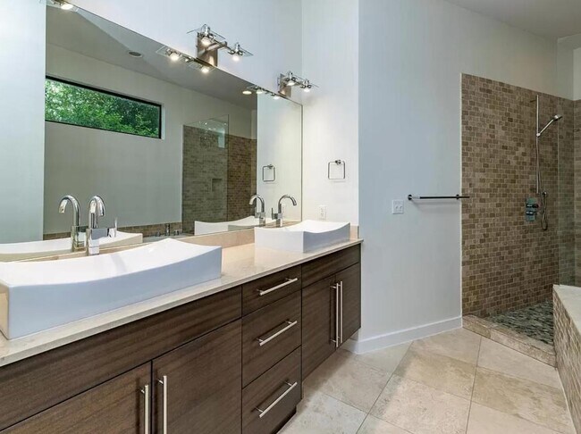 Building Photo - 1907 W 30th St