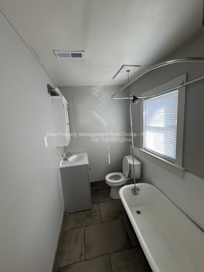 Building Photo - 328 N Volutsia