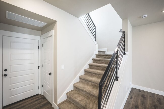 Building Photo - MODERN 4 BED 3 BATH TOWNHOME IN SUGAR CITY
