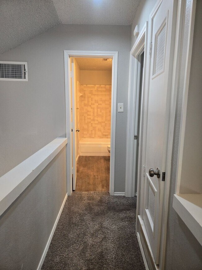 Building Photo - Awesome 2-Story 2/2/2 Townhouse in Southwe...