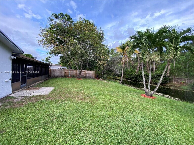 Building Photo - 8250 Southampton Dr