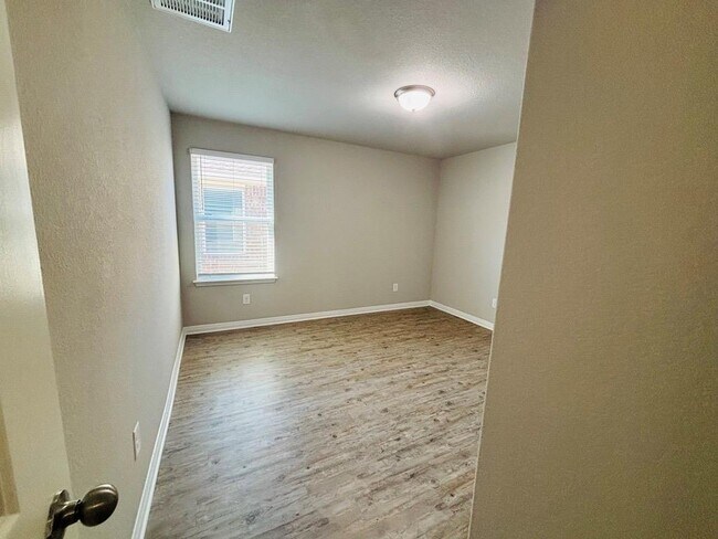 Building Photo - 1302 Golden Barley Dr