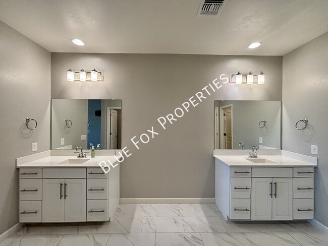Building Photo - 5536 W Lazy Farm Dr