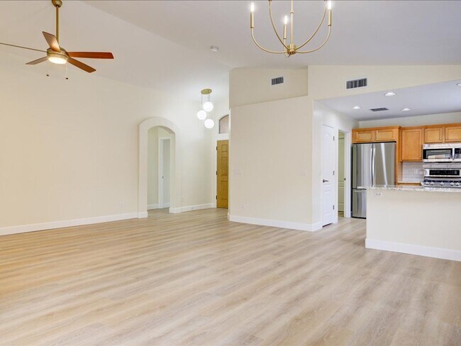 Building Photo - 3 Bedroom 2 Bathroom