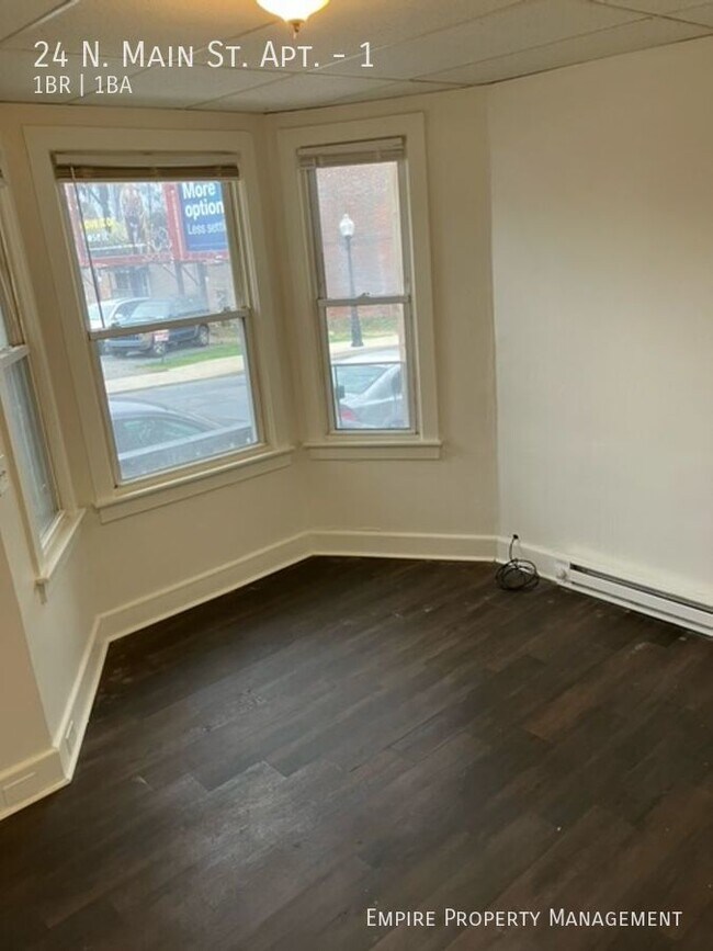 Building Photo - 1st Floor: 1 Bedroom/ 1 Bathroom Apartment...