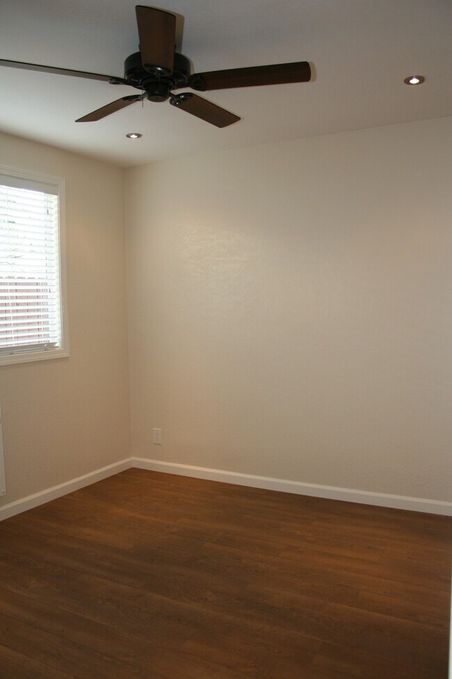 Building Photo - 2527 Elm Ave