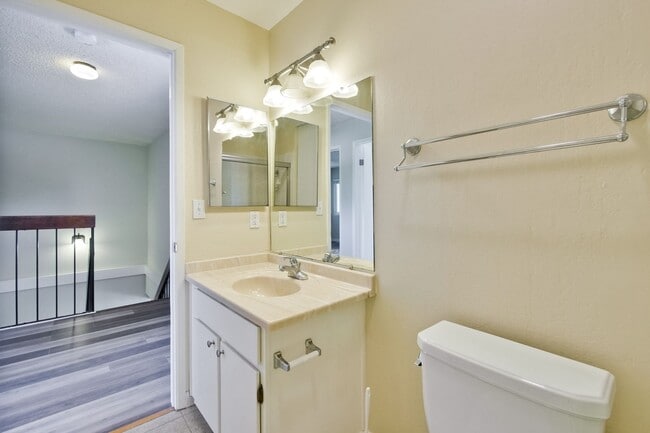 Building Photo - Reduced-Beautiful 3 bedroom 2 bath Single Family Home $4395
