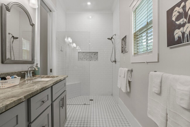 Building Photo - 164 Markham Dr