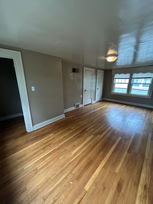 Building Photo - 3 BED 1.5 BATH HOME near UMKC! $1700.00!!!