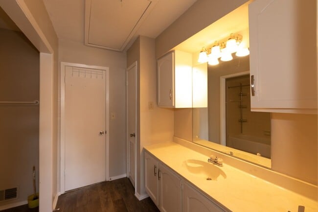 Building Photo - 2 bed 1.5 bath townhome located in the Millersville area.