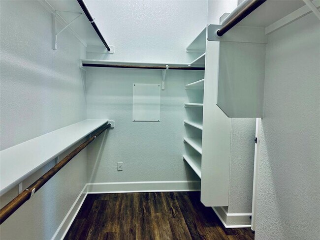 Building Photo - 520 Cerezo Dr