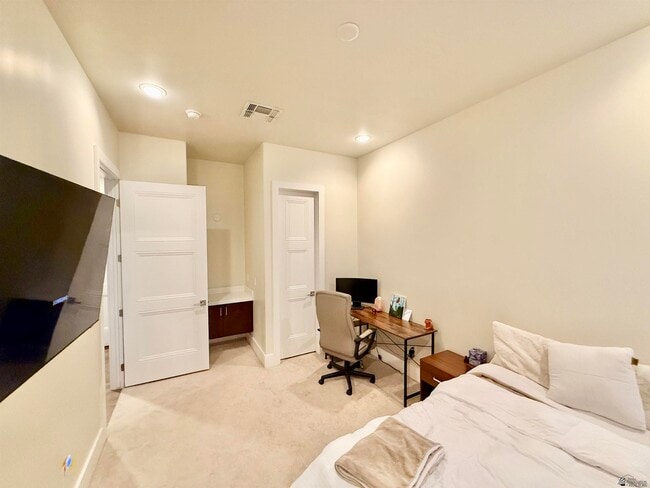 Building Photo - 1330 W Ridgeview Dr