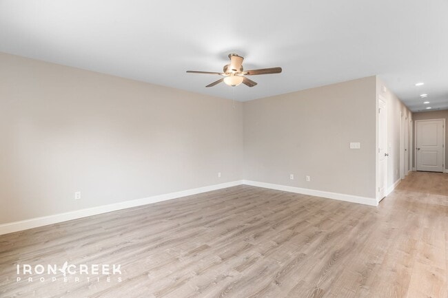 Building Photo - Beautiful New Home with Modern Finishes in...