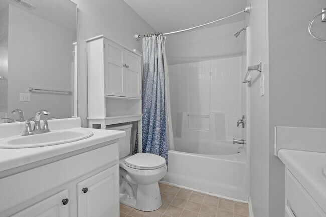 Building Photo - End-unit 2 Bedroom Townhome