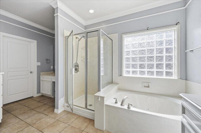 Building Photo - 2490 Amberwood Dr