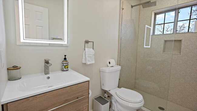 Building Photo - 228 Maryland Park Dr