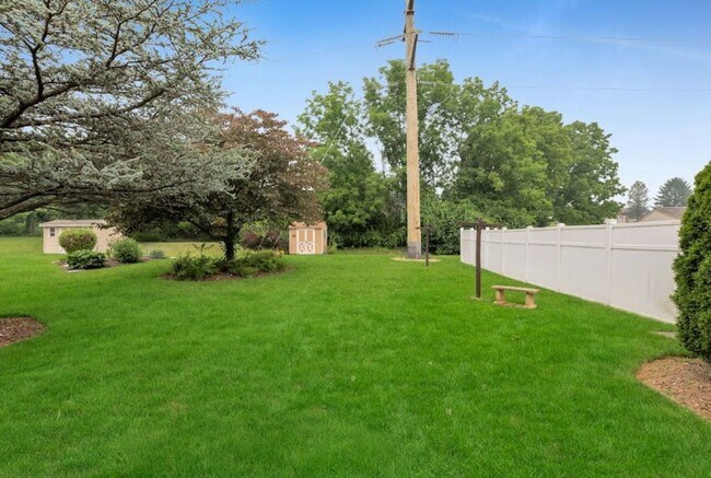 Building Photo - 2235 Briarwood Dr