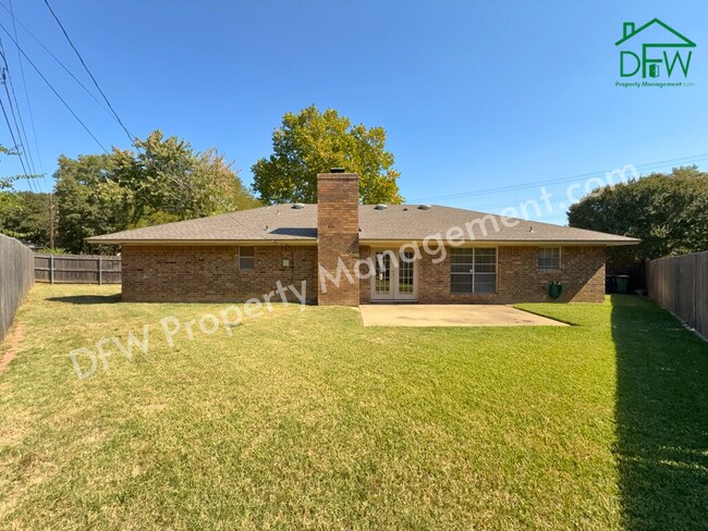 Building Photo - Charming 3-Bedroom Home with Fenced Backyard & Fireplace in Arlington!