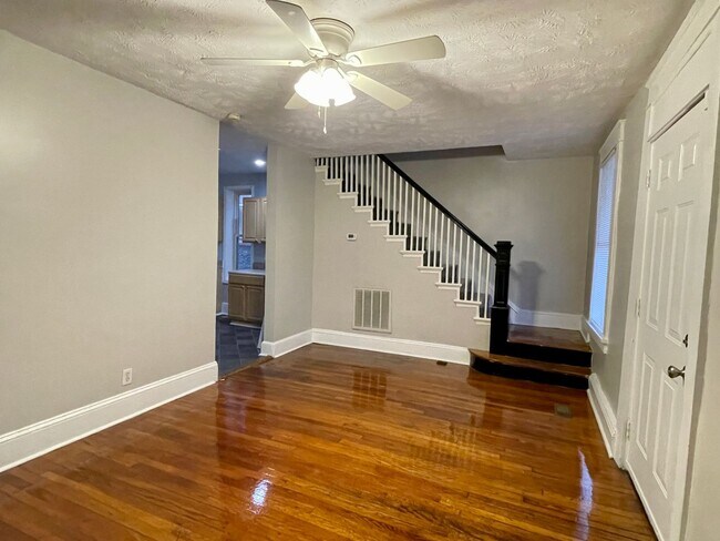 Building Photo - 4 Bedroom Home with Large Yard