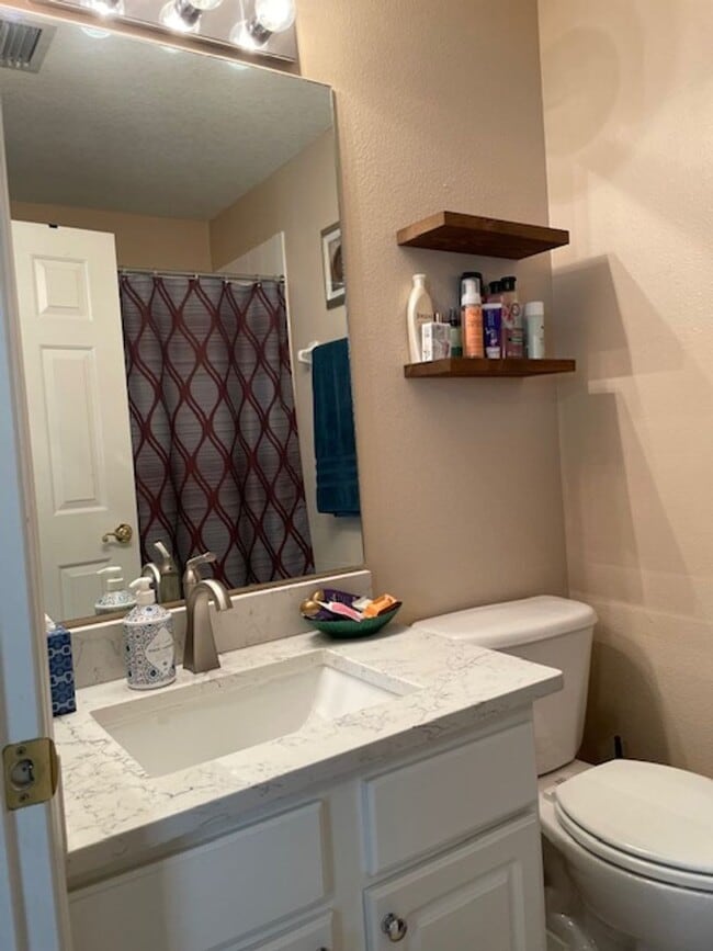 Building Photo - 2 Bedroom 2 1/2 Bath Townhouse in ST, next to MacDill Air Force Base