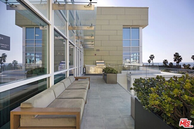 Building Photo - 1705 Ocean Ave
