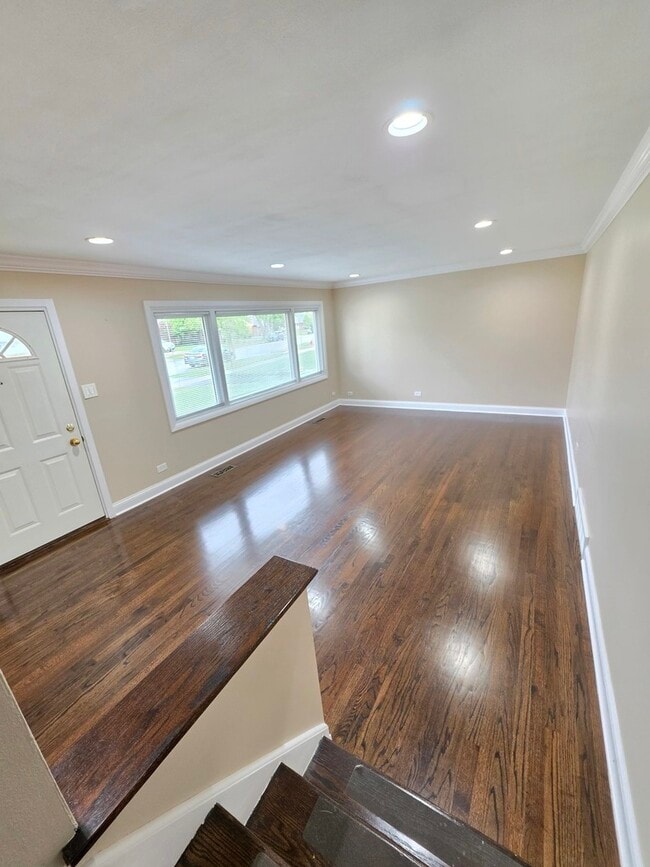 Building Photo - 9104 Oleander Ave