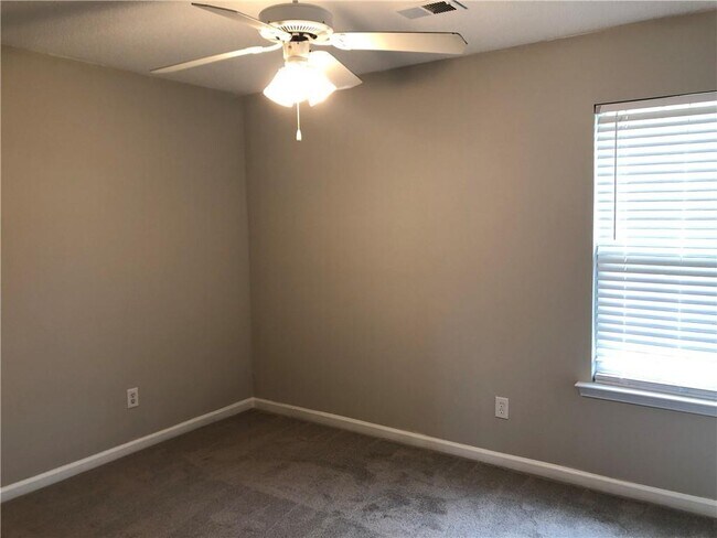 Building Photo - 1909 Hampton Springs Ct SW