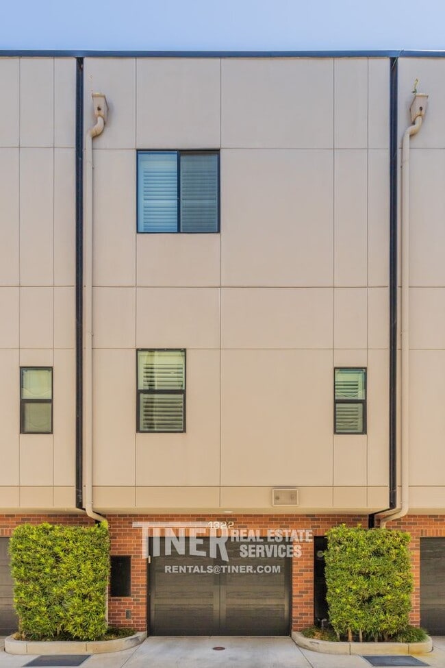 Building Photo - 1322 E Sutter Walk