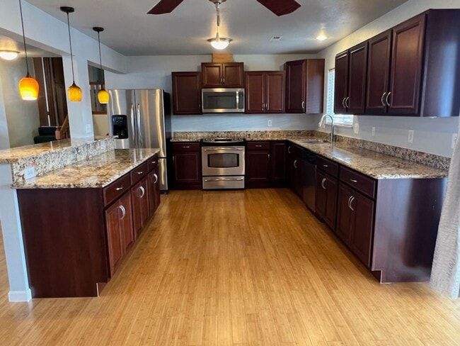 Building Photo - SPACIOUS 4 bed/2 bath home in desired location with double garage, fenced back yard!