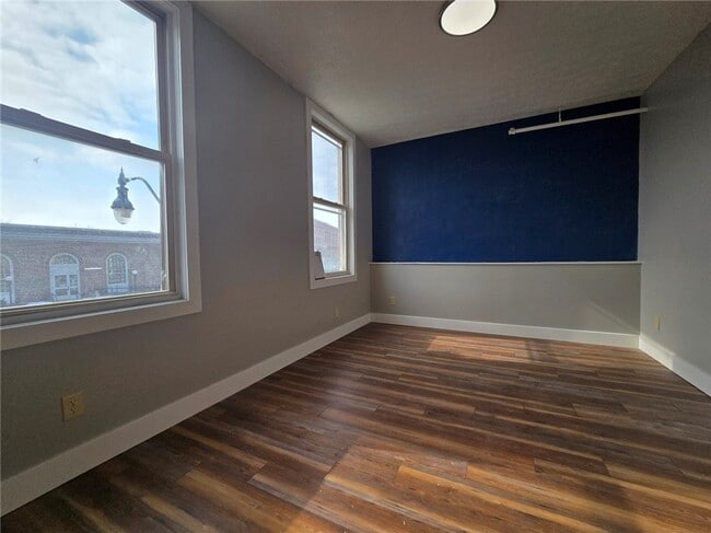 Building Photo - 27 E Main St