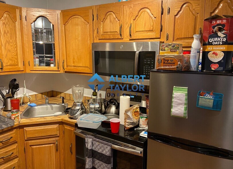 Building Photo - 82 Phillips St