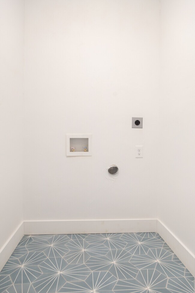 Building Photo - 193 S 400 W